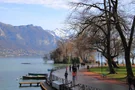 Am Ufer des Lac d'Annecy kann man wunderschöne Spaziergänge machen