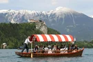 Ein Pletna (traditionelles Ruderboot) auf dem Bleder See