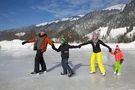 Eislaufen mit der Familie auf dem zugefrorenen Walchsee